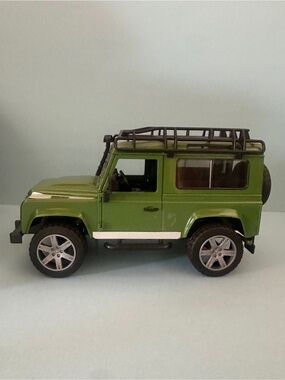 Bruder Land Rover Defender Station Wagon in olive green